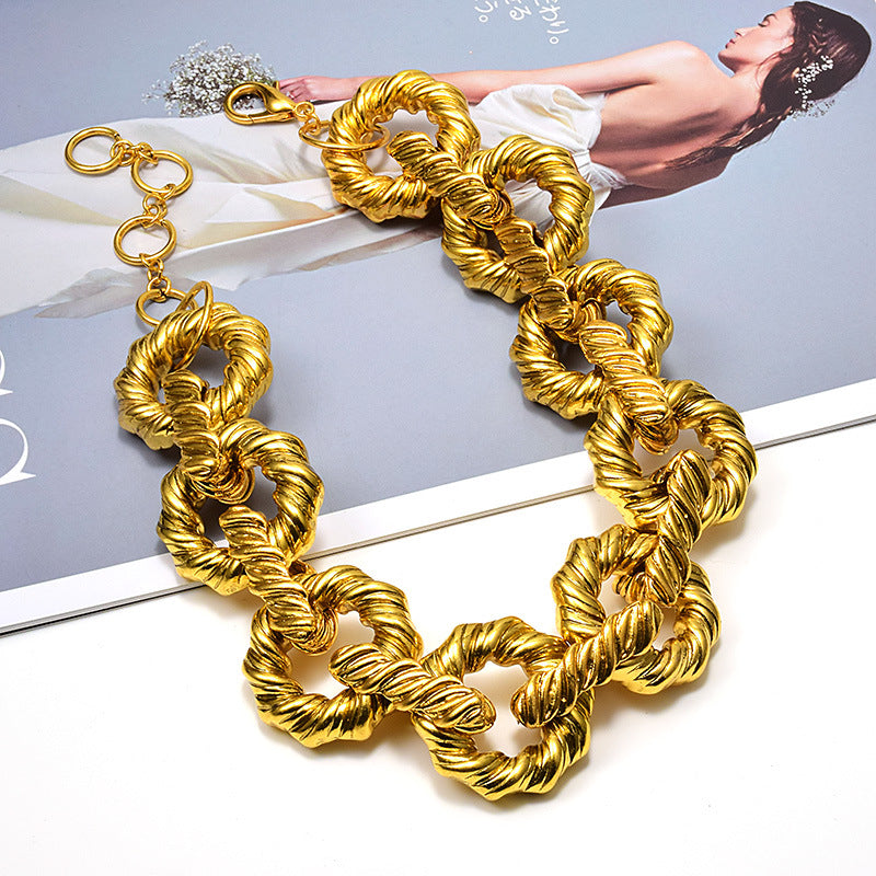 Collier torsadé doré pour femme – Chaîne ondulée tendance