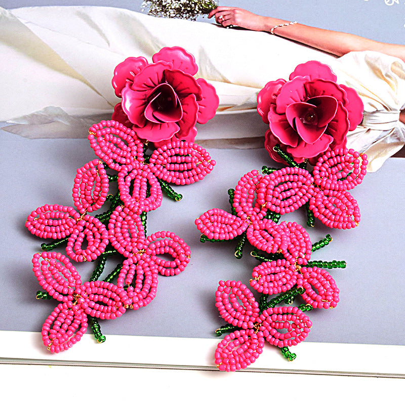 Boucles d’oreilles longues fleuries à perles – Style rouge élégant