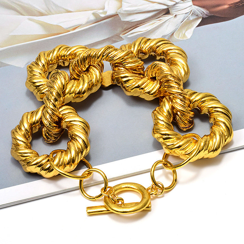 Bracelet torsadé doré pour femme – Style moderne et élégant