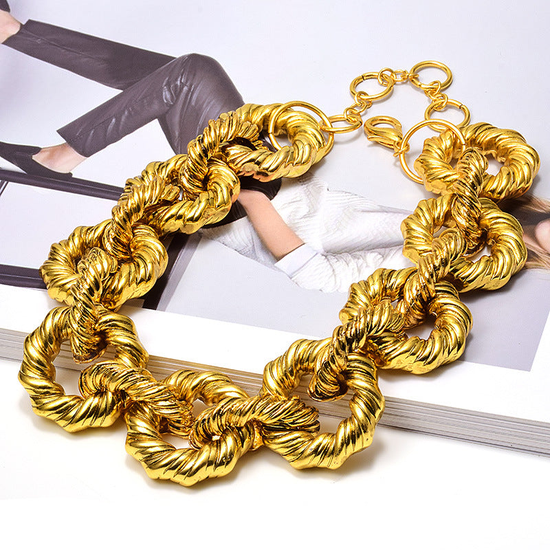 Collier torsadé doré pour femme – Chaîne ondulée tendance