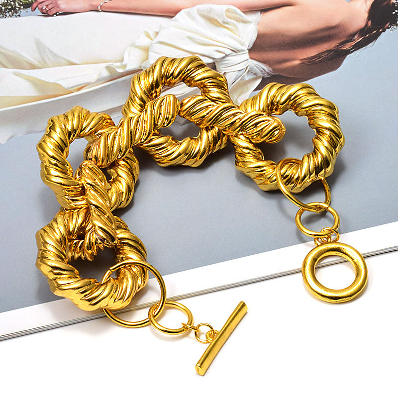 Bracelet torsadé doré pour femme – Style moderne et élégant