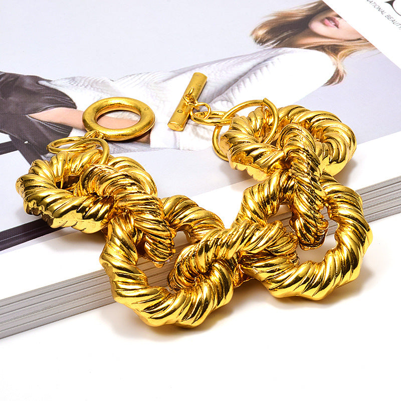 Bracelet torsadé doré pour femme – Style moderne et élégant