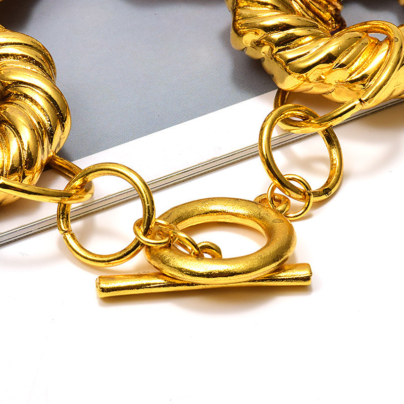 Bracelet torsadé doré pour femme – Style moderne et élégant
