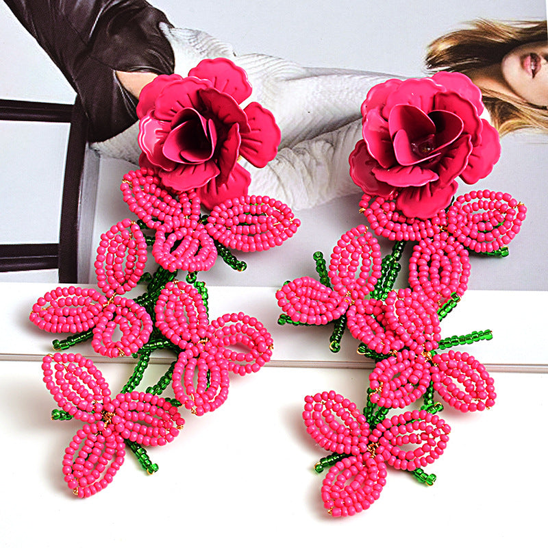 Boucles d’oreilles longues fleuries à perles – Style rouge élégant