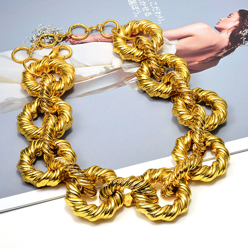 Collier torsadé doré pour femme – Chaîne ondulée tendance