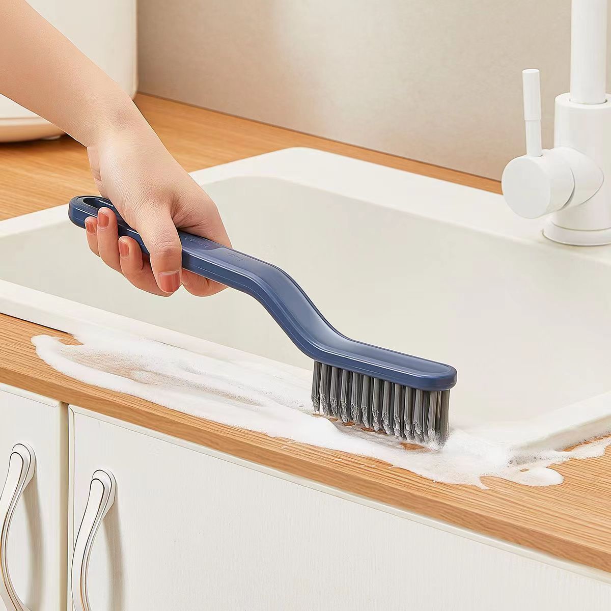 Brosse de nettoyage 2-en-1 pour joints et recoins – Salle de bain