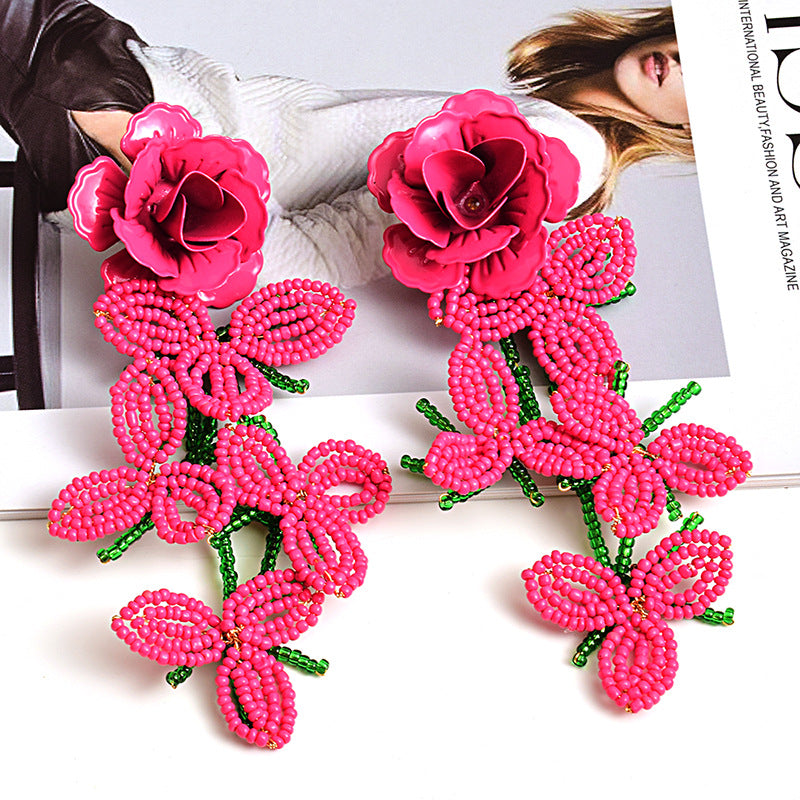 Boucles d’oreilles longues fleuries à perles – Style rouge élégant